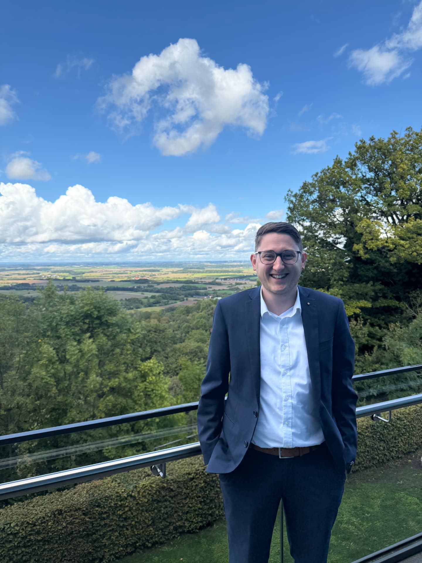 Marco Bruch mit Blick über die Weinberge der Südlichen Weinstraße in der Pfalz